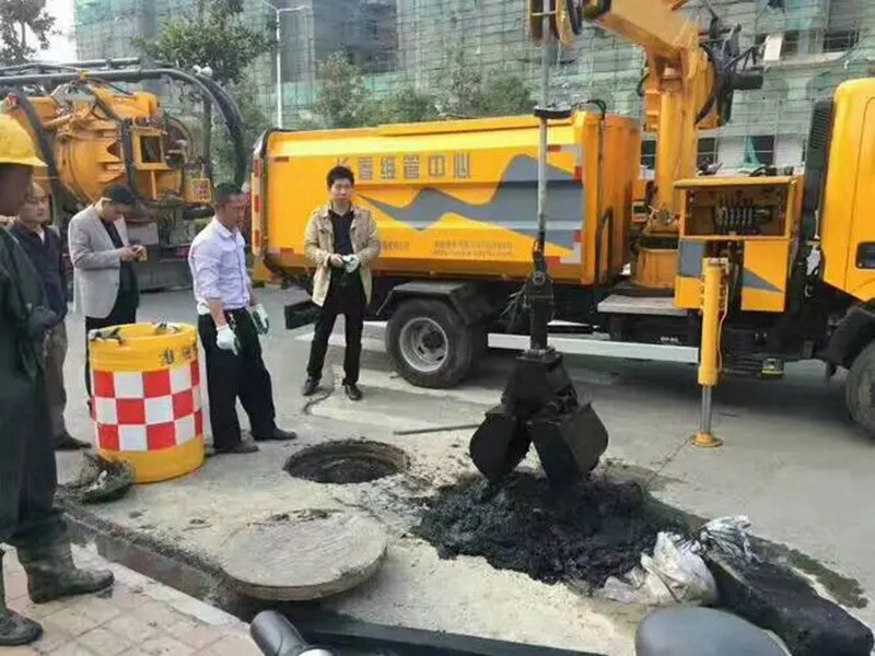巫山街道：网格员化身“清道夫”，为民解忧疏通“堵心”化粪池
